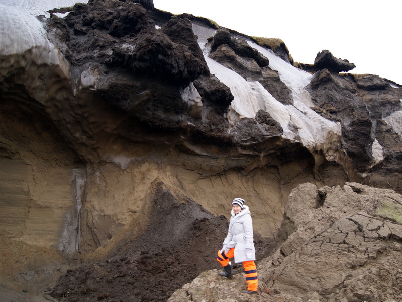 Урочище Буор-Хайа. Л.В.Короткова на фоне ледяных обрывов